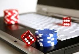 Người chơi trải nghiệm slot online và game bài trên điện thoại tại dt68
